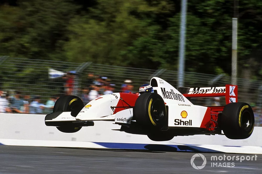 Mika Hakkinen, Mclaren MP4 / 8 por los aires en el la curva Malthouse