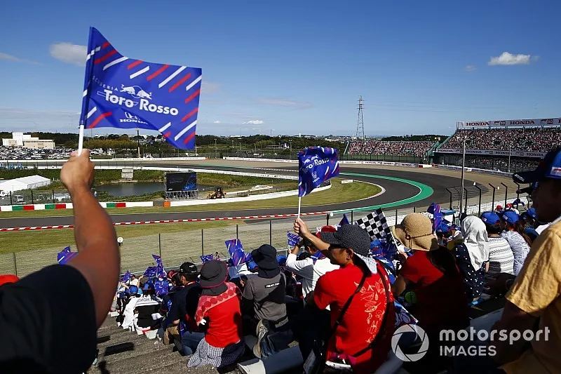 Fans with Toro Rosso flags await the start 