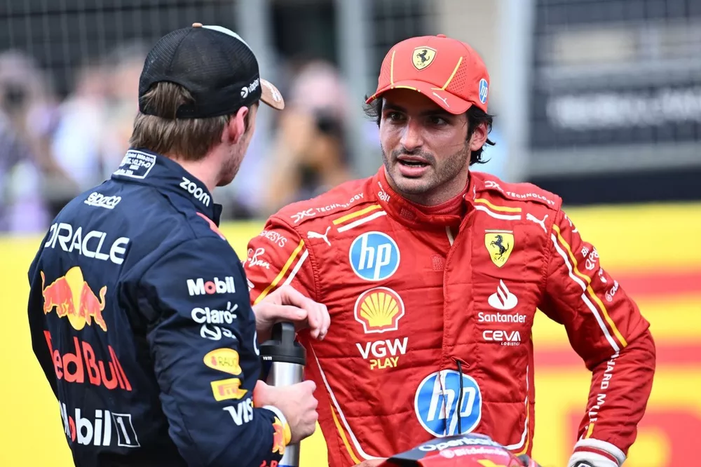 Max Verstappen, Red Bull Racing, 1&egrave;re position, Carlos Sainz, Scuderia Ferrari, 2&egrave;me position, chat au Parc Ferme. 