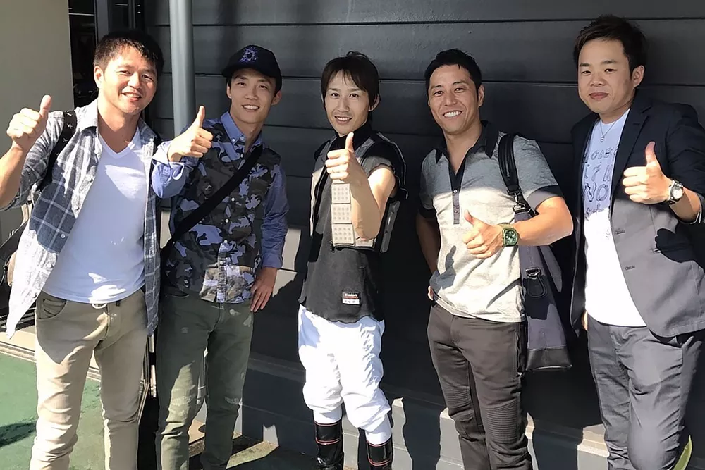 親交のある田辺裕信騎手(中央)を囲んで。左から本山哲、安田裕信、星野一樹、池田和弘