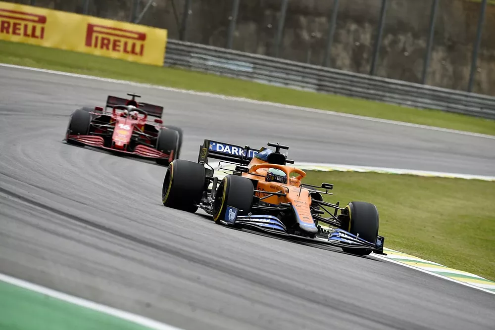 Daniel Ricciardo, McLaren MCL35M, Charles Leclerc, Ferrari SF21