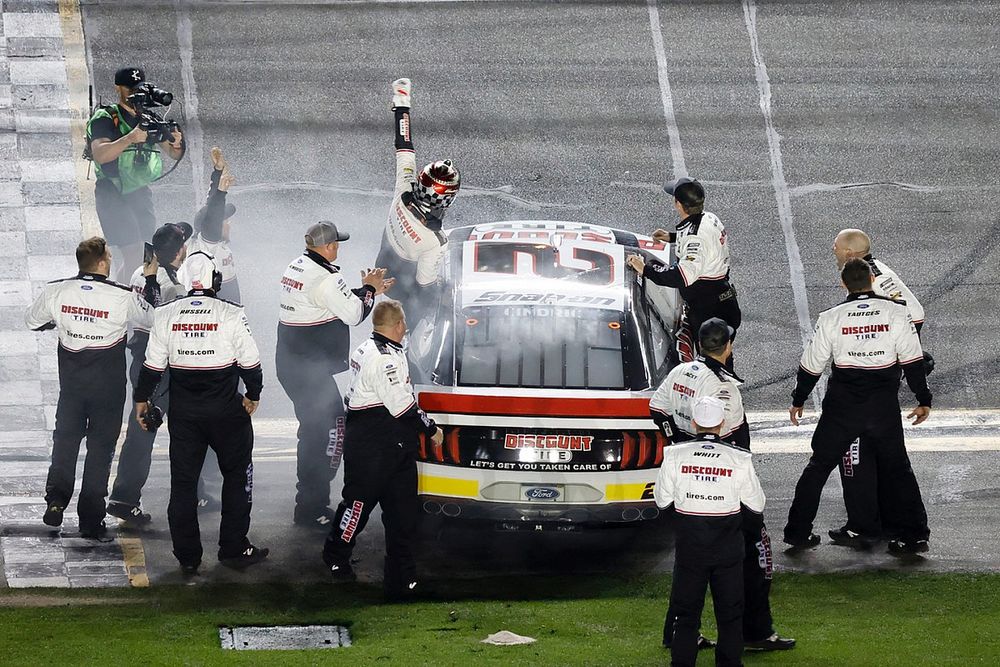 Race winner Austin Cindric, Team Penske, Ford Mustang