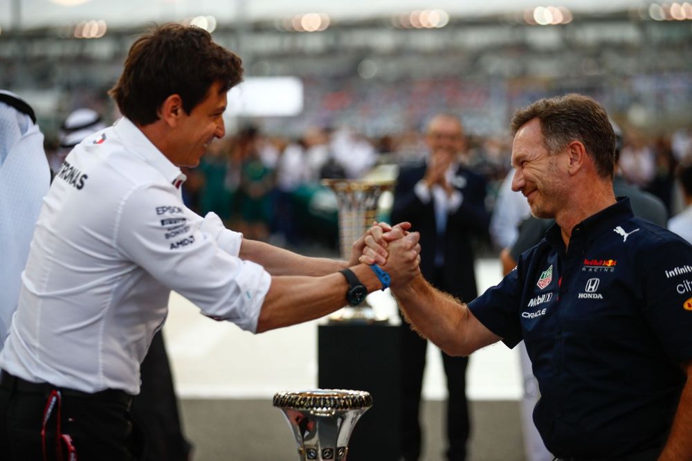 Toto Wolff, Team Principal and CEO, Mercedes AMG, Christian Horner, Team Principal, Red Bull Racing, arm wrestle over the trophy on the grid