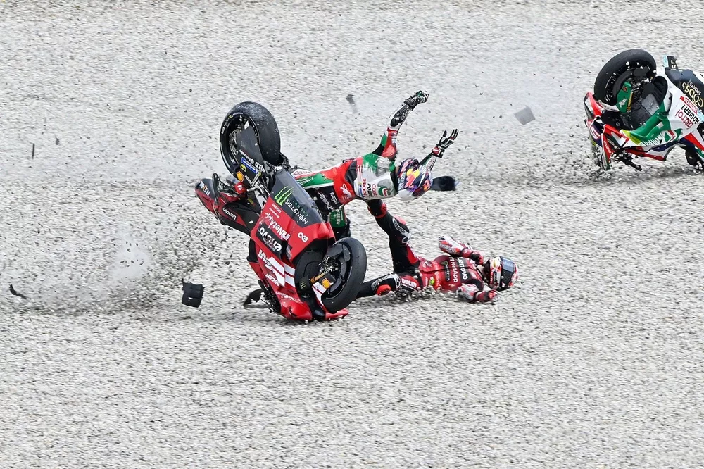 Johann Zarco, da equipe LCR Honda, e Francesco Bagnaia, da equipe Ducati, sofreram uma queda