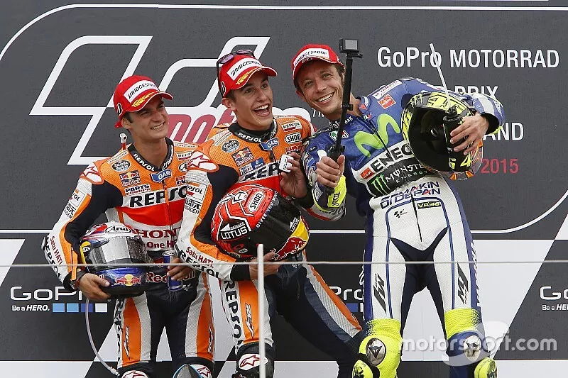 Podium: segundo, Dani Pedrosa y el ganador, Marc M&aacute;rquez, Repsol Honda Team y el tercero, Valentino 