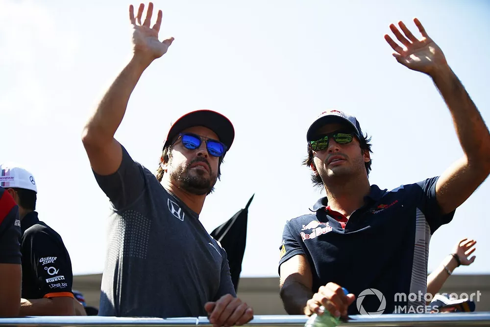  Fernando Alonso, McLaren, Carlos Sainz Jr., Scuderia Toro Rosso