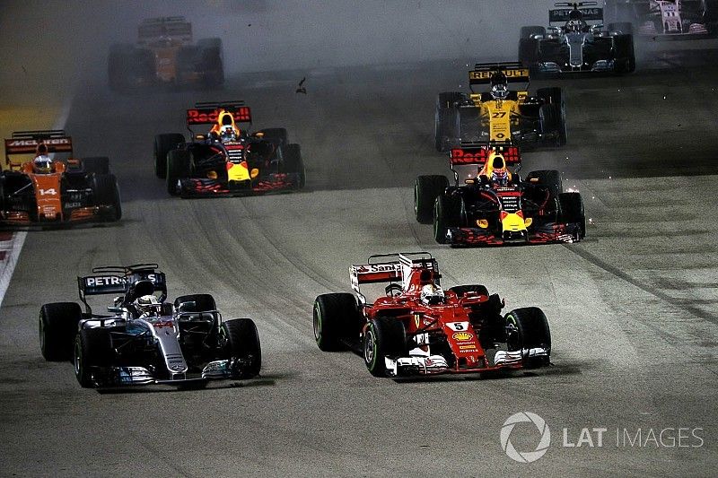 Sebastian Vettel, Ferrari SF70H,  Kimi Raikkonen, Ferrari SF70H y Max Verstappen, Red Bull Racing RB13 en la arrancada