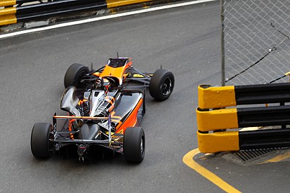 Macau GP: Ilott blitzes final practice