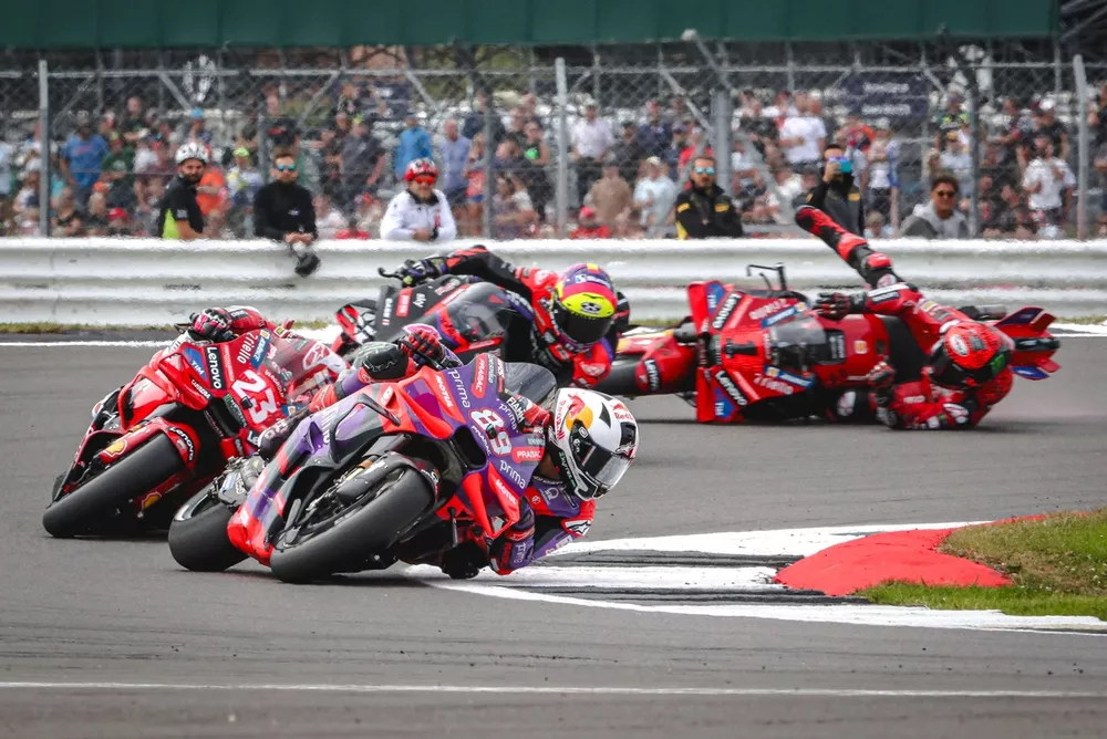 Chute de Francesco Bagnaia, Ducati Team, derri&egrave;re Jorge Martin, Pramac Racing, en t&ecirc;te de la course