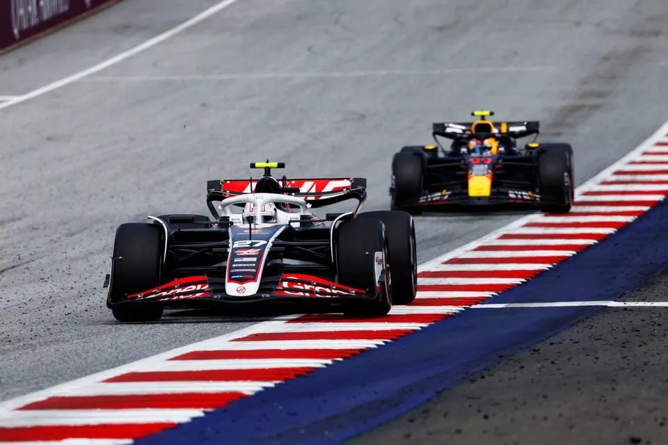 Nico Hulkenberg, Haas VF-24, Sergio Perez, Red Bull Racing RB20