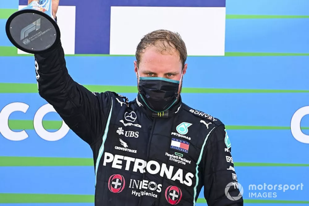 Valtteri Bottas, Mercedes-AMG Petronas F1 f&ecirc;te sur le podium avec son troph&eacute;e