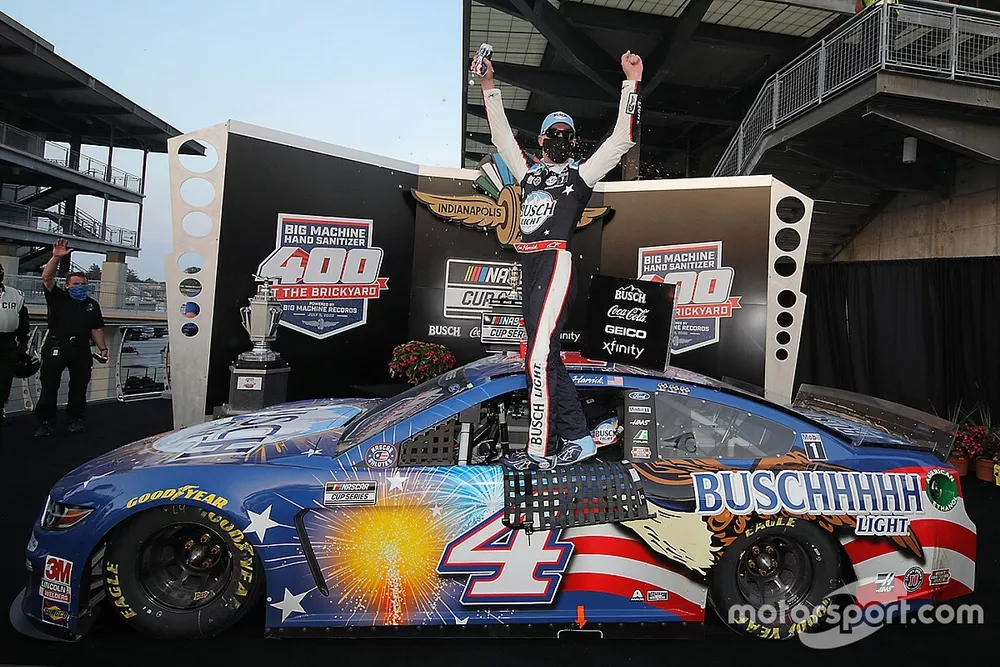 Race Winner Kevin Harvick, Stewart-Haas Racing, Ford Mustang