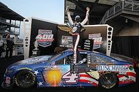 Harvick gana la Brickyard 400 y Su&aacute;rez en top 20