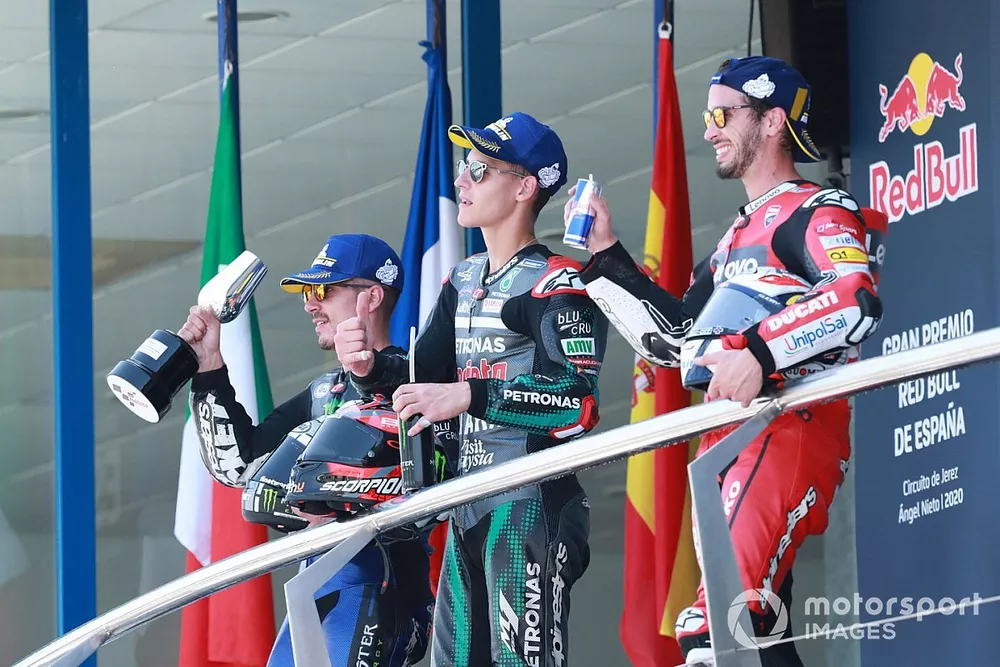 Podio: ganador de la carrera Fabio Quartararo, Petronas Yamaha SRT, segundo lugar Maverick Vi&ntilde;ales, Yamaha Factory Racing, tercer lugar Andrea Dovizioso, Ducati Team