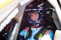 El copiloto de Neuville se prepara para Estonia... ¡poniéndose al volante!