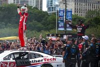 NASCAR Cup: Shane van Gisbergen arrasa en Chicago con una ca&oacute;tica victoria