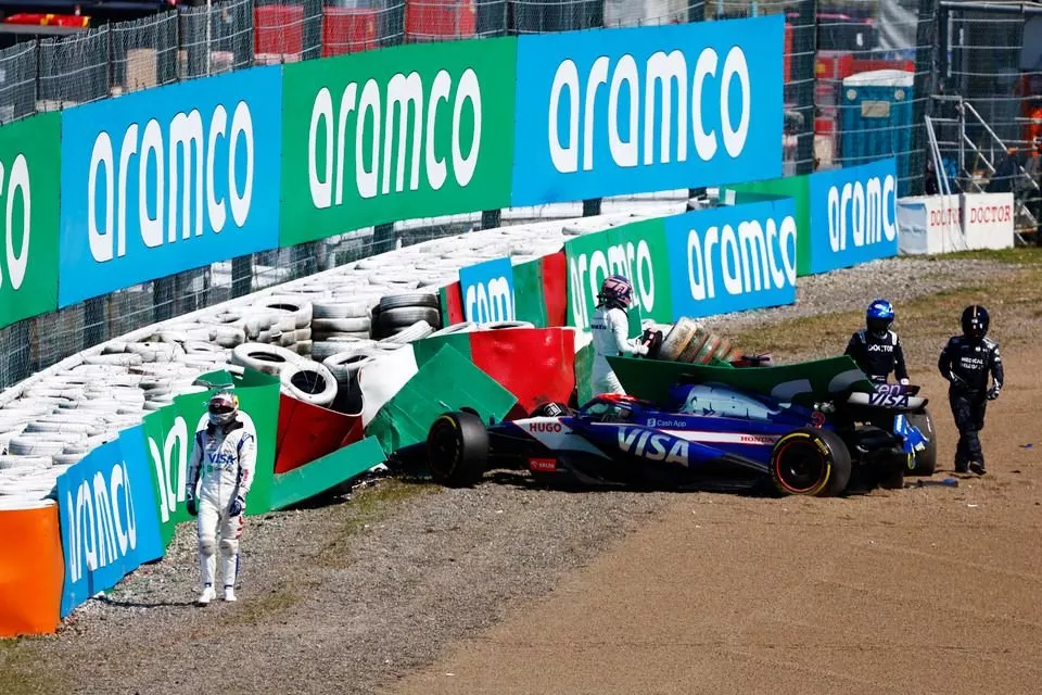 Los coches de Daniel Ricciardo, RB F1 Team VCARB 01 y Alex Albon, Williams FW46 en la barrera de neum&aacute;ticos