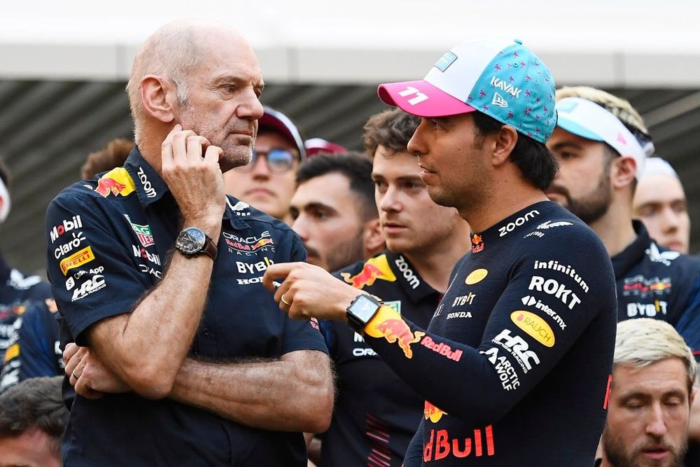 Adrian Newey, Director Técnico de Red Bull Racing habla con el segundo clasificado Sergio Pérez, Bull Racing