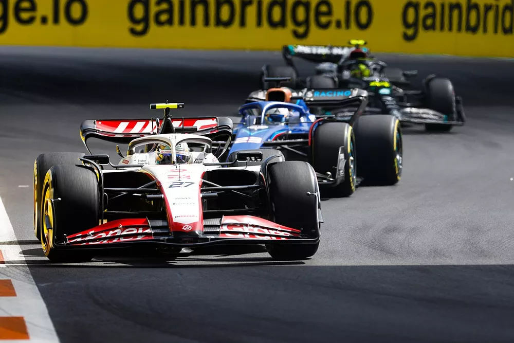 Nico Hulkenberg, Haas VF-23, Alex Albon, Williams FW45, Lewis Hamilton, Mercedes F1 W14