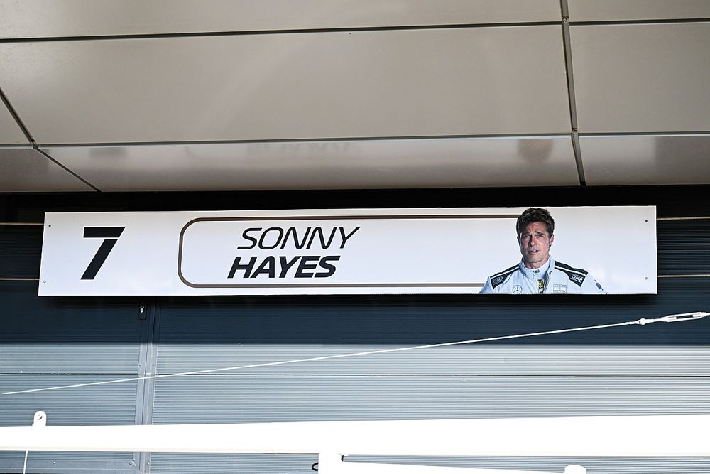 Escenificaci&oacute;n de garaje para la pr&oacute;xima pel&iacute;cula de automovilismo protagonizada por Brad Pitt y Damson Idris.