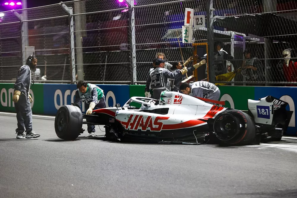 Los oficiales de pista recuperan los restos del coche da&ntilde;ado de Mick Schumacher, Haas VF-22, tras un fuerte accidente en la Q2  