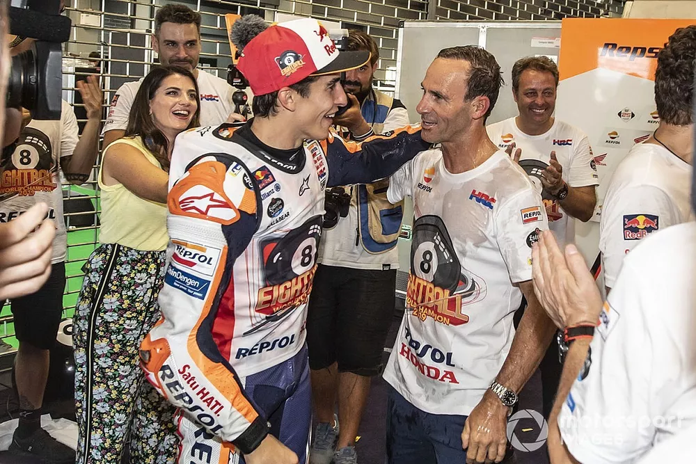 Marc M&aacute;rquez, Repsol Honda Team, con Alberto Puig, Director Repsol Honda Team