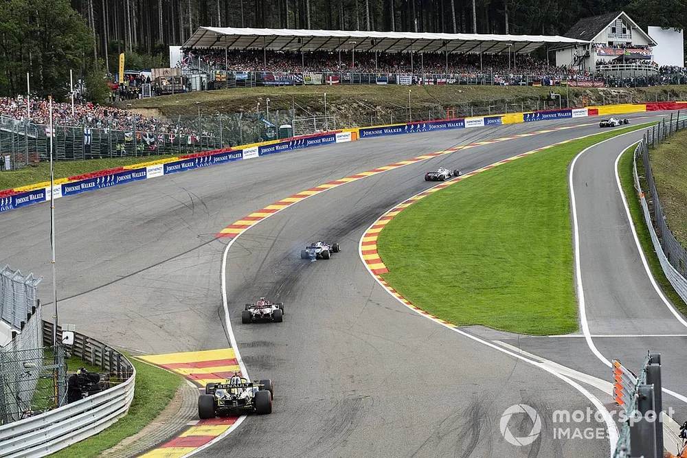Lance Stroll, Racing Point RP19, devant Daniil Kvyat, Toro Rosso STR14, Antonio Giovinazzi, Alfa Romeo Racing C38, et Nico Hulkenberg, Renault F1 Team R.S. 19