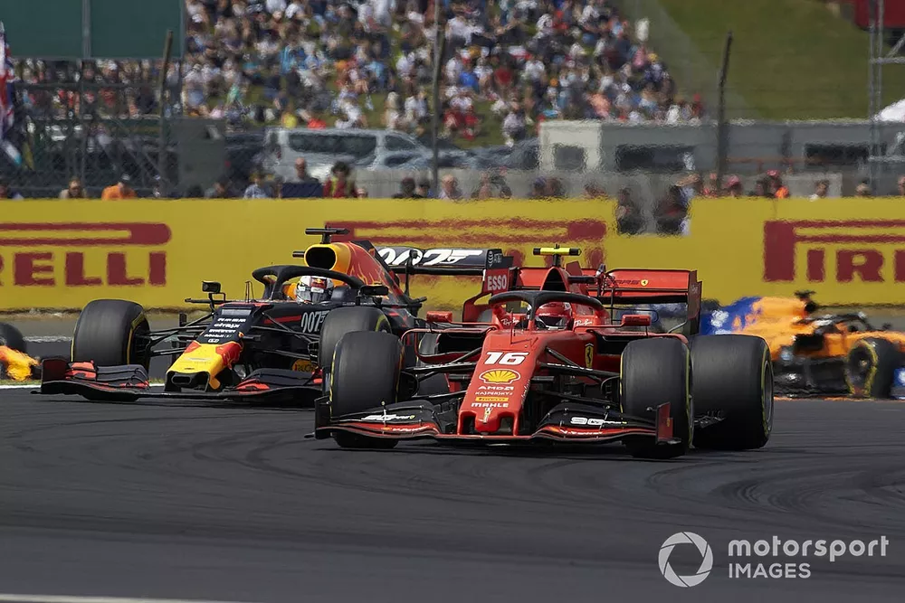 Charles Leclerc, Ferrari SF90, devant Max Verstappen, Red Bull Racing RB15