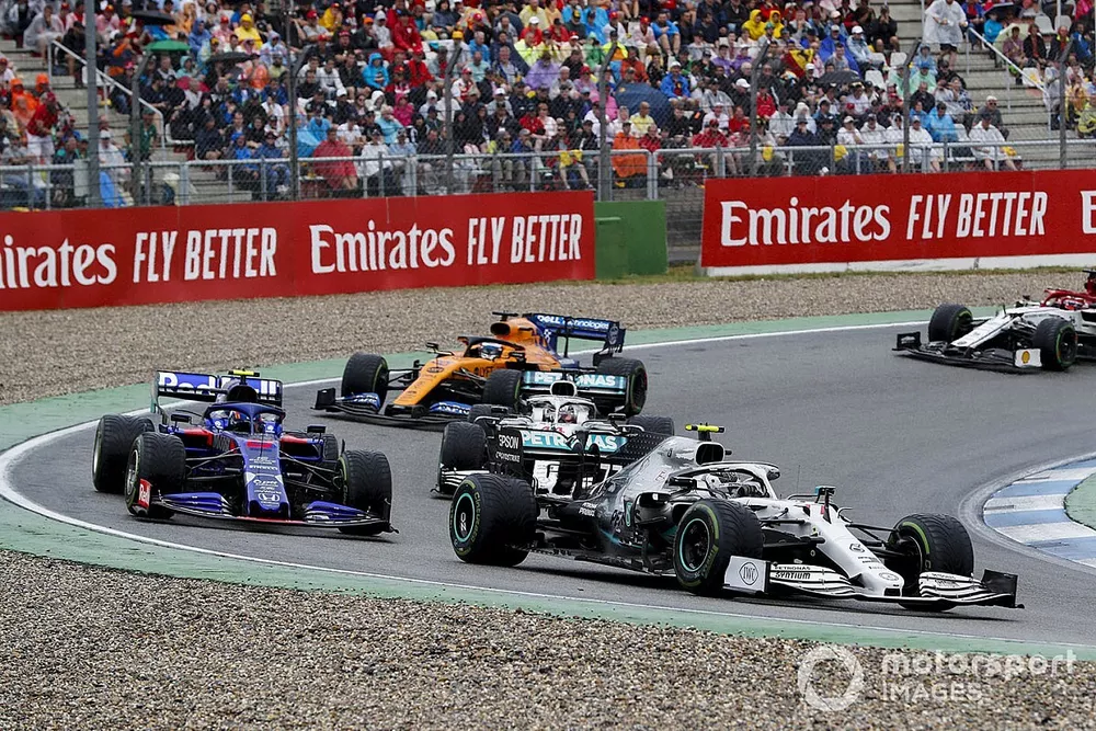 Valtteri Bottas, Mercedes AMG W10 lidera Alexander Albon, Toro Rosso STR14, Lewis Hamilton, Mercedes AMG F1 W10 y Carlos Sainz Jr, McLaren MCL34 