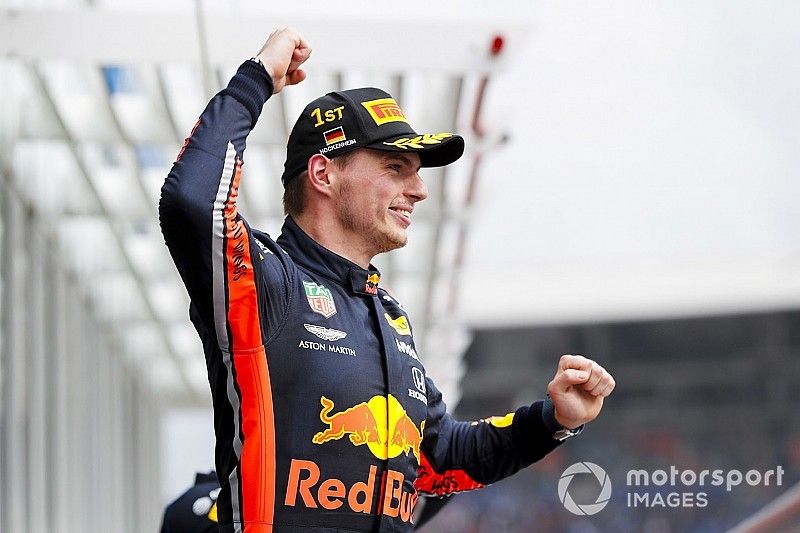 Podio: ganador de la carrera Max Verstappen, Red Bull Racing celebra
