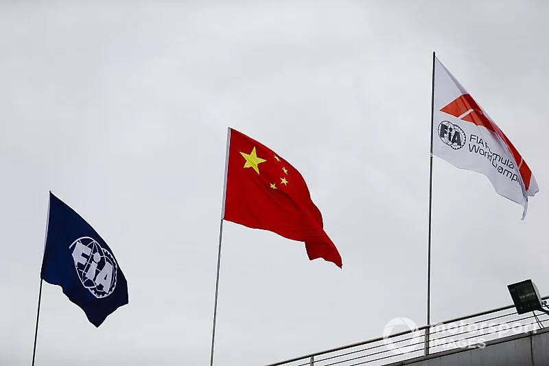 Les drapeaux de la FIA, de la Chine et de la F1