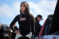 Conheça piloto que tem apoio de Kendall Jenner e usa moda para crescer no mundo da NASCAR