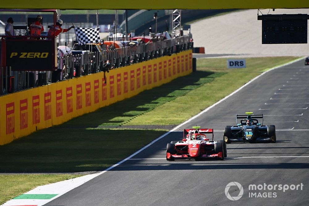Ganador Frederik Vesti, Prema Racing, Jake Hughes, HWA Racelab cruzan la meta