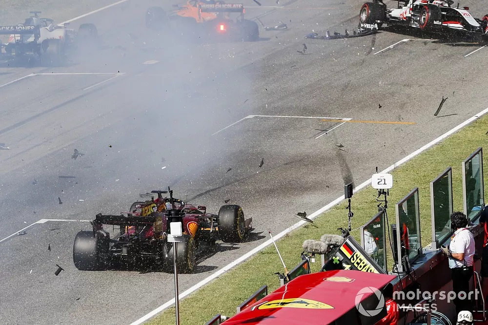 Carlos Sainz Jr., McLaren MCL35 en Kevin Magnussen, Haas VF-20 crash

