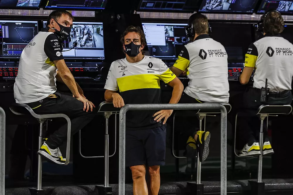Alan Permane, Director Deportivo, Renault Sport F1 Team, y Fernando Alonso, Renault, en el muro de boxes.