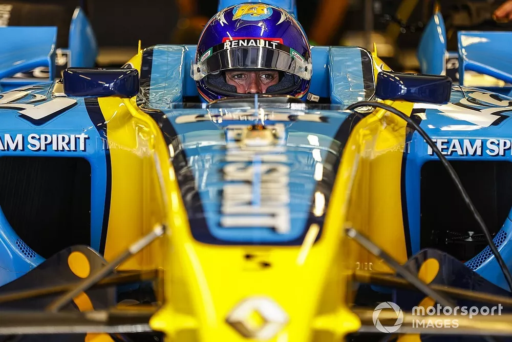 Fernando Alonso pilota el Renault R25 con el que ganó el mundial de F1 en 2005