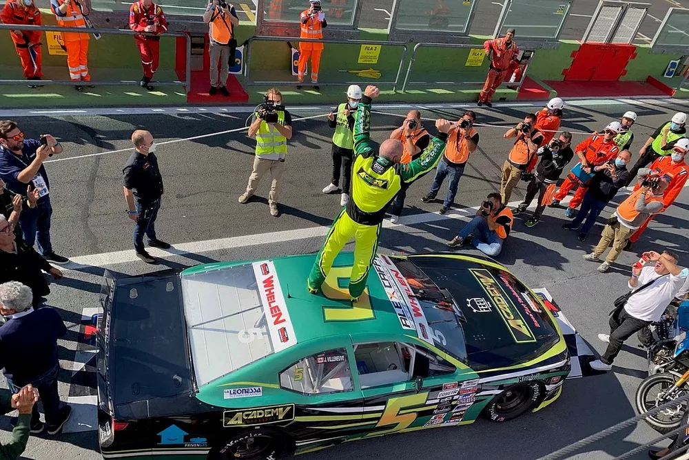 Race winner Jacques Villeneuve, Academy Motosport / Alex Caffi Motosport