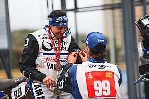 &iexcl;Javi Vega le pide matrimonio a Sara Garc&iacute;a en el podio del Dakar!