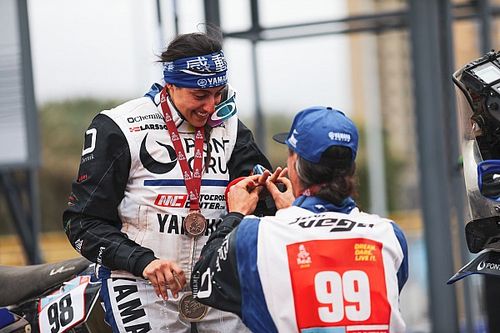 &iexcl;Javi Vega le pide matrimonio a Sara Garc&iacute;a en el podio del Dakar!