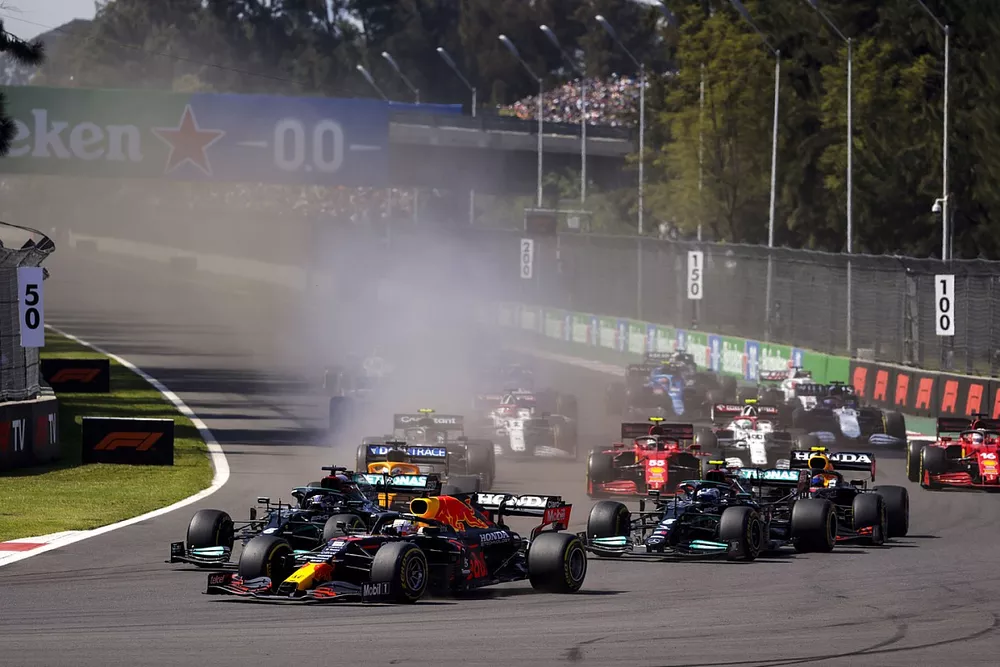 Max Verstappen, Red Bull Racing RB16B, Lewis Hamilton, Mercedes W12, Valtteri Bottas, Mercedes W12, Daniel Ricciardo, McLaren MCL35M, Sergio Perez, Red Bull Racing RB16B, et le reste du peloton au d&eacute;part