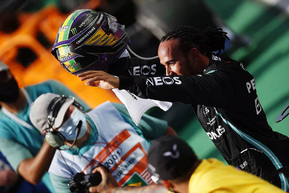 Le vainqueur Lewis Hamilton, Mercedes, f&ecirc;te en arrivant dans le parc ferm&eacute;