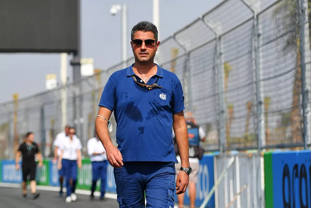 Michael Masi, director de carrera de la F1, recorre el circuito de Yeda