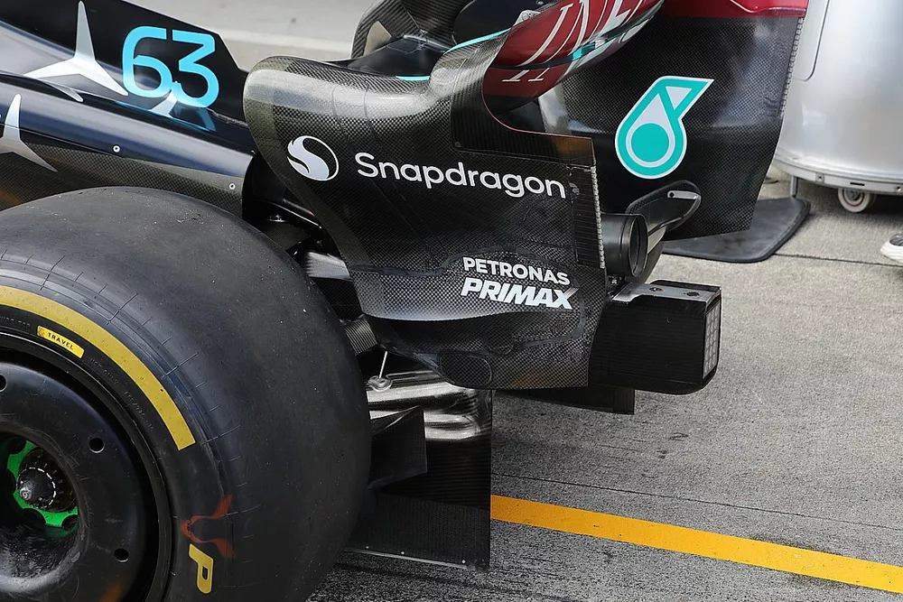 Mercedes W14 detalle del endplate trasero