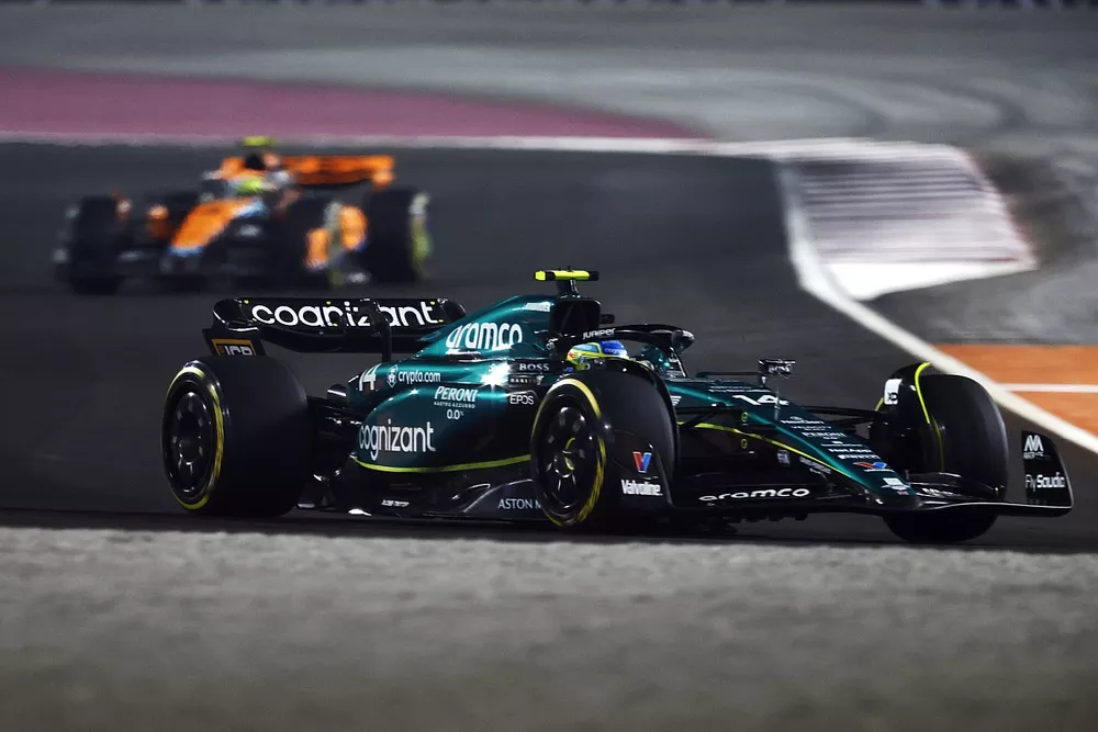 Fernando Alonso, Aston Martin AMR23, Lando Norris, McLaren MCL60