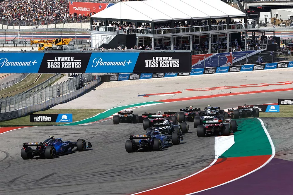 Daniel Ricciardo, AlphaTauri AT04, Valtteri Bottas, Alfa Romeo C43, Alex Albon, Williams FW45, Logan Sargeant, Williams FW45, persiguen al pelot&oacute;n en la salida.
