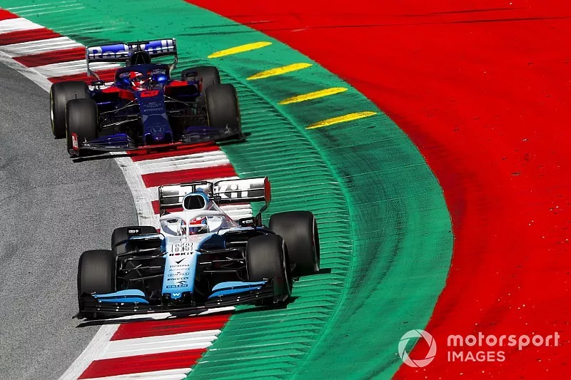 George Russell, Williams Racing FW42, leads Daniil Kvyat, Toro Rosso STR14