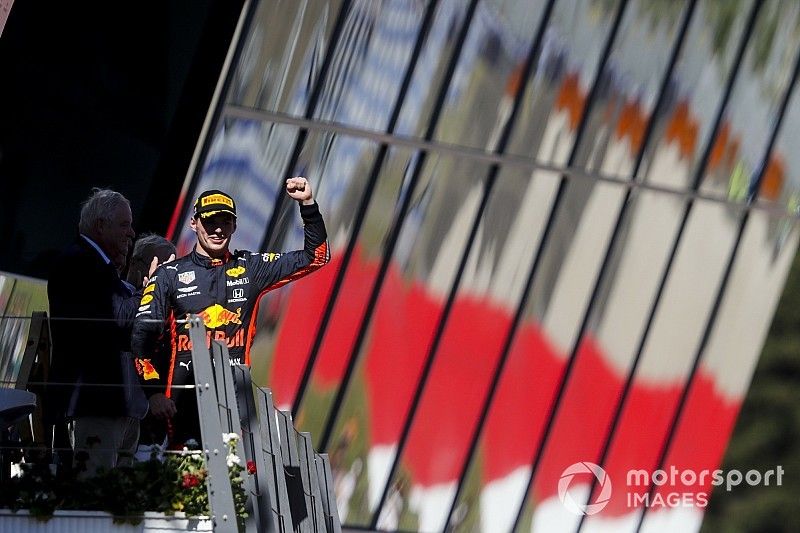 Podio: ganador de la carrera Max Verstappen, Red Bull Racing celebra