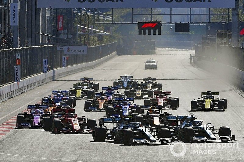 Arrancada: Lewis Hamilton, Valtteri Bottas, Mercedes AMG F1 líder