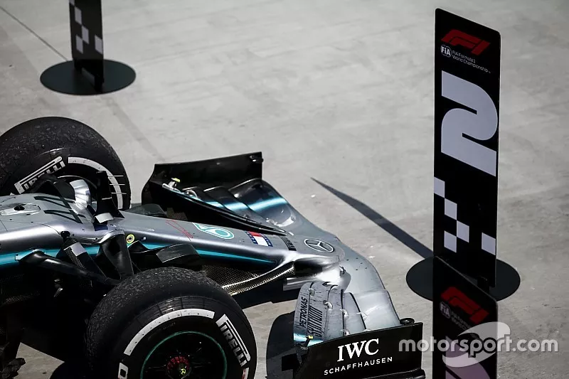Il numero 2 davanti alla monoposto di Lewis Hamilton, Mercedes AMG F1, dopo che Sebastian Vettel, Ferrari ha spostato i cartelli