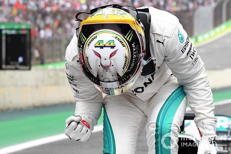Ganador de la pole Lewis Hamilton, Mercedes-AMG F1 W09 EQ Power+ celebra